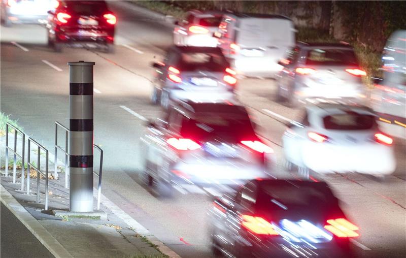 Eine Radarfalle steht an einer Straße.