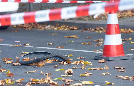 Eine Radfahrerin ist bei dem Unfall mit einem Lastwagen lebensgefährlich verletzt worden.