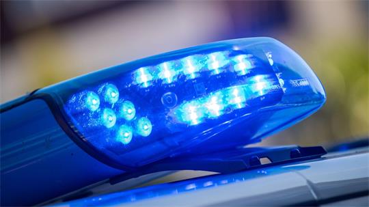 Eine Radfahrerin schlug bei einem schweren Unfall in Nordhorn mit dem Kopf gegen die Windschutzscheibe eines Autos. (Symbolbild)