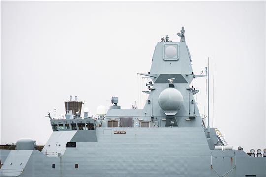 Eine Rakete auf einem Militärschiff in Dänemark hat zu Sperrungen im Luft- und Seeverkehr geführt.