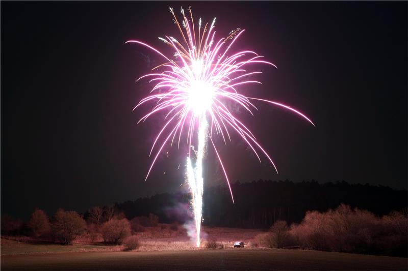 Neuwallmoden lässt es am Neujahrsabend krachen Eine Rakete steigt über dem Neuwallmodener Westerberg empor und erhellt die Landschaft. Es ist ein Spektakel am Neujahrsabend, das viele aus der Dorfgemeinschaft zusammenführt. Foto: Neuendorf