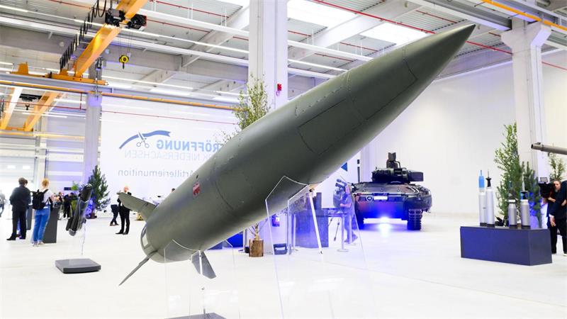Eine Rakete vom Typ ATACMS steht im Artilleriewerk von Rheinmetall in Unterlüß. (Archivbild)