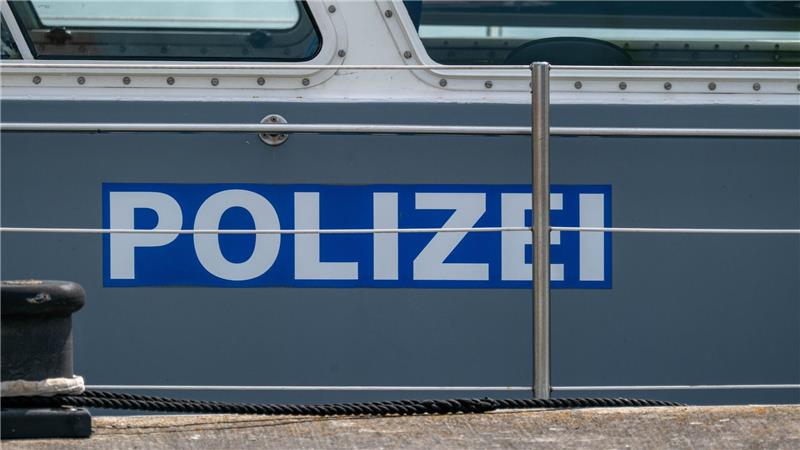 Eine Rampe rutscht vom Anleger, drei Menschen stürzen ins Hafenbecken. (Symbolbild)