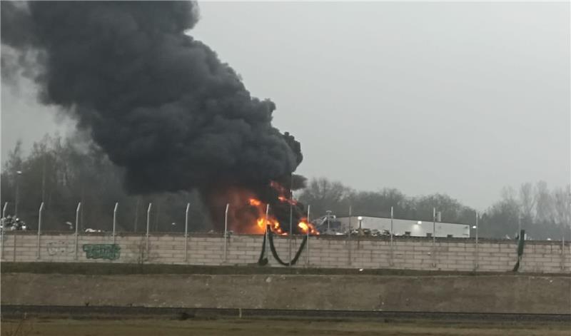 120 Feuerwehrleute kämpften gegen Brand bei Elektrocycling Eine Rauchsäule steht über dem ECG-Gelände bei Harlingerode. Foto: Heiner Dege