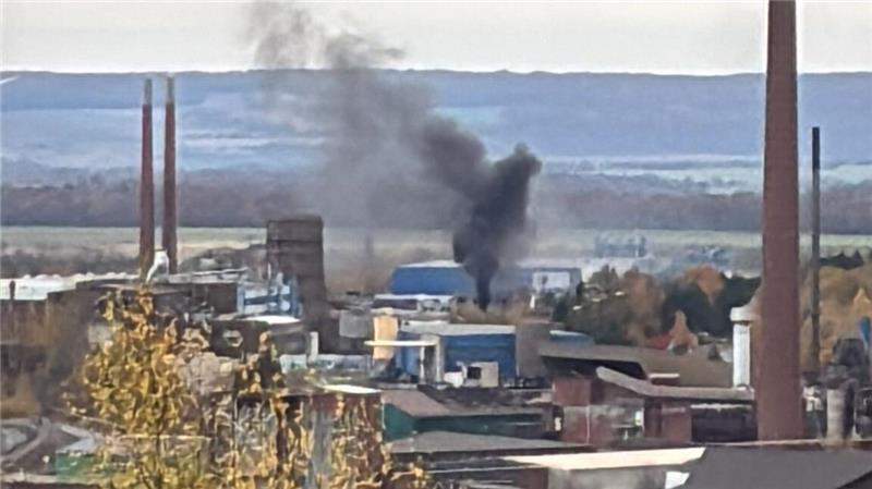Erneut Feuer auf Hüttengelände: Container bei Electrocycling brennt Eine Rauchwolke steigt am Freitagmittag über dem Hüttengelände bei Harlingerode auf.