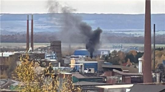 Erneut Feuer auf Hüttengelände: Container bei Electrocycling brennt Eine Rauchwolke steigt am Freitagmittag über dem Hüttengelände bei Harlingerode auf.