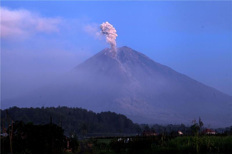 Indonesischer Vulkan beruhigt sich nach gewaltiger Eruption Eine Rauchwolke steigt über dem Vulkan Semeru auf.