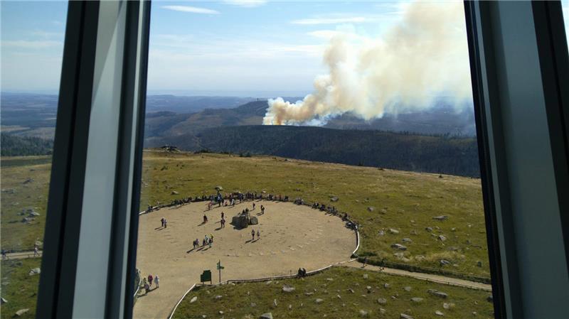 Brocken-Brand: Löschflugzeuge nach Harz-Einsatz zurück in Rom Eine Rauchwolke steigt über dem Wald am Brocken auf. Gut drei Wochen nach dem großen Waldbrand nahe Schierke am Fuße des Brockens im Harz brennt es an dem Berg erneut. Foto: dpa
