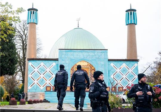 Eine Razzia beim islamischen Zentrum Hamburg vor der Imam Ali Moschee (Blaue Moschee) an der Außenalster.