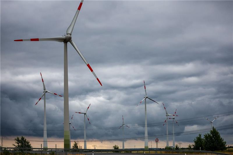 Unwetter „Lambert” verläuft glimpflich Eine Regenfront zieht über die Landschaft nördlich von Bitterfeld-Wolfen hinweg.