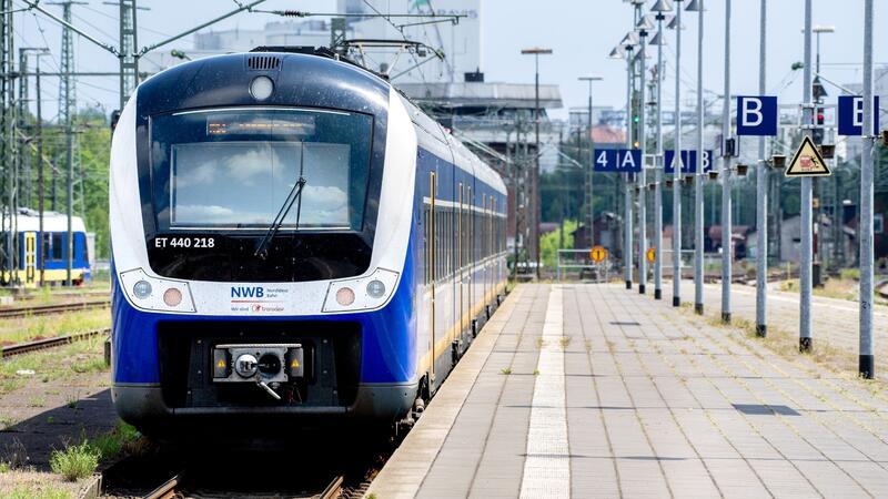 Halbstundentakt soll mehr Fahrgäste in Regiobahnen locken Eine Regio-S-Bahn der NordWestBahn verlässt den Hauptbahnhof in Fahrtrichtung Bremen.