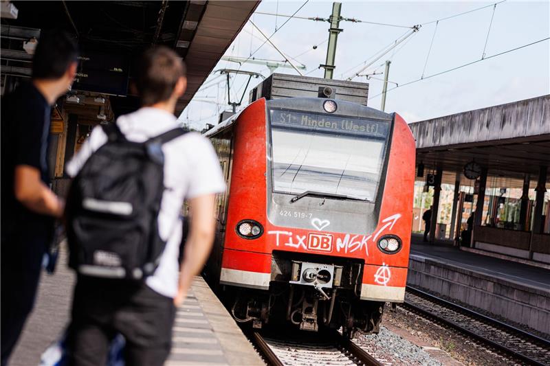 Streit über ÖPNV-Geld geht weiter Eine Regionalbahn der Deutschen Bahn fährt am Morgen in den Hauptbahnhof Hannover ein.