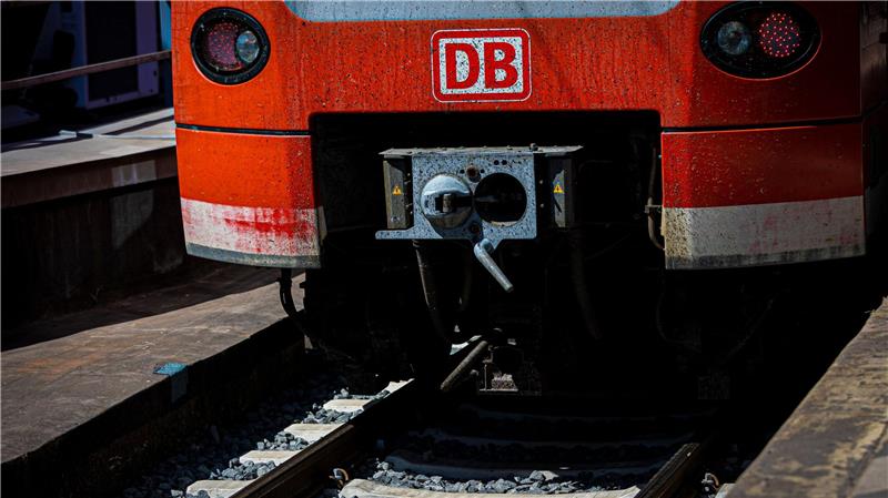 Ein Zug steht auf einem Gleis.