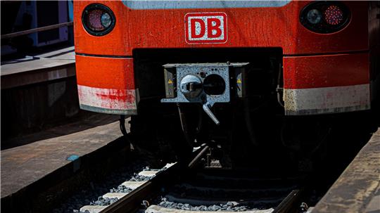 Ein Zug steht auf einem Gleis.