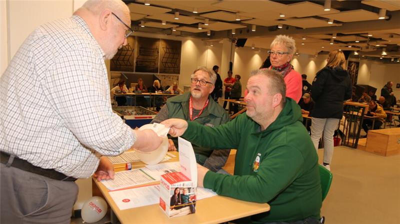 Hausarzt an Leukämie erkrankt: 300 Menschen lassen sich typisieren Eine Registrierung ist für willige Spender nur bis zum 55. Lebensjahr möglich. Es gibt aber auch andere Möglichkeiten, die DKMS und ihre Aktionen zu unterstützen.