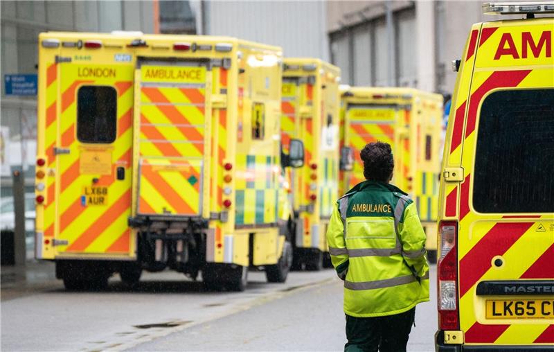 Britische Krankenwagen - Eine Stunde vor der Notaufnahme Eine Reihe von Krankenwagen vor einem Londoner Krankenhaus.