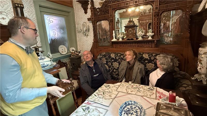 Eine Reise in die Gründerzeit unternimmt Michael Bartsch (l.) in der Villa Charlotte.