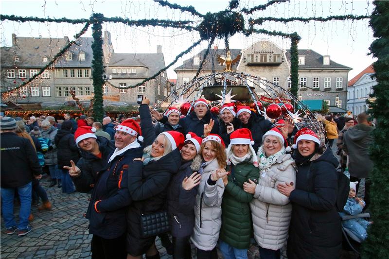 Erstes Weihnachtsmarkt-Wochenende lockt Besuchermassen Eine Reisegruppe aus Höxter posiert vor dem Marktbrunnen. Fotos: Epping