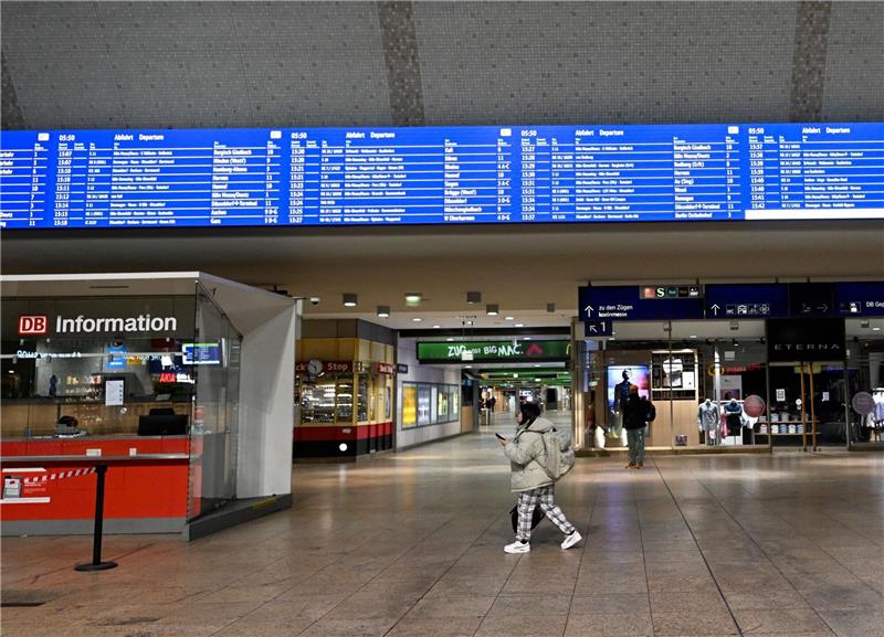 Eine Reisende sucht im Hauptbahnhof nach einer Möglichkeit, zum Flughafen Düsseldorf zu kommen. Wo sonst tausende Menschen um diese Zeit zu Arbeit streben, ist gähnende Leere.