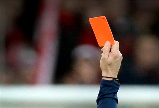 Eine Rote Karte hat für einen Spieler des VfB Dörnten ungeahnte Folgen. Foto: dpa