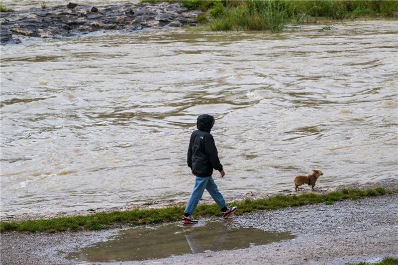 Auch der Sommer 2023 war in Deutschland zu warm Eine Runde Gassi bei Regenwetter an der Isar in München.