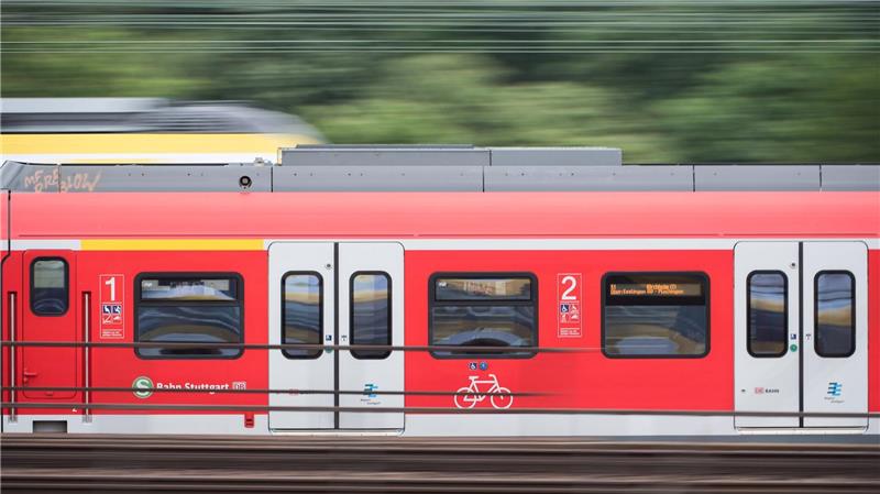 Eine S-Bahn ist in Nordrhein-Westfalen in eine herabhängende Oberleitung gefahren. (Symboldbild)