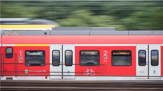 Eine S-Bahn ist in Nordrhein-Westfalen in eine herabhängende Oberleitung gefahren. (Symboldbild)