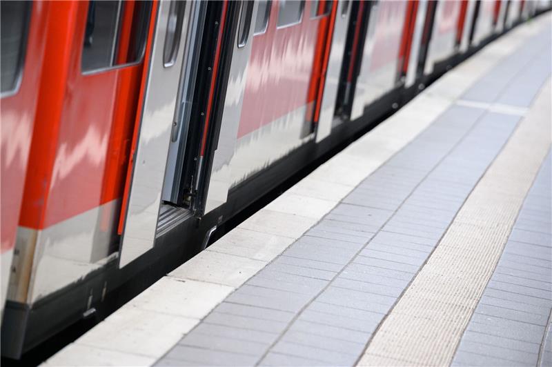 Eine S-Bahn steht mit geöffneten Türen an einem Bahnsteig.
