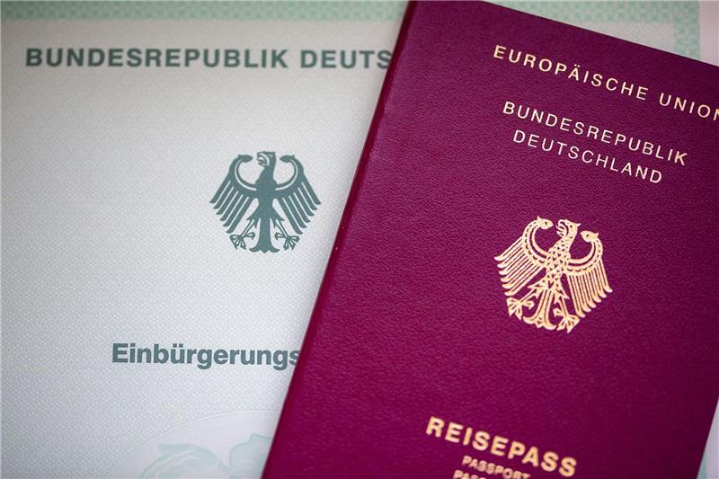 Ausländerbehörde-Mitarbeiterin soll Geld veruntreut haben Eine Sachbearbeiterin im Landkreis Osnabrück soll Hunderte Interessenten ungeprüft eingebürgert und die Gebühren dafür veruntreut haben.