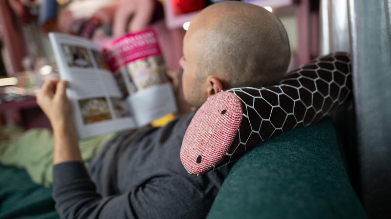 Flausch-Wurst und Cord-Flamme: Kuschelobjekte für Erwachsene Eine Salami als Nackenrolle: Diese Stange von der Firma Aufschnitt Berlin ist nicht aus Fleisch gefertigt, sondern hat einen Kern aus Schaumstoff.
