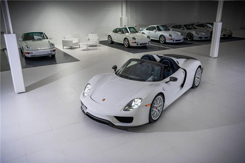 Sammlung von 56 weißen Porsche-Sportwagen wird versteigert Eine Sammlung von 56 weißen Porsche-Sportwagen soll im US-Bundesstaat Texas versteigert werden.