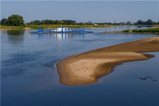 Eine Sandbank ist im Elbestrom in Magdeburg zu sehen. Dürren gehören zu den Folgen des Klimawandels.