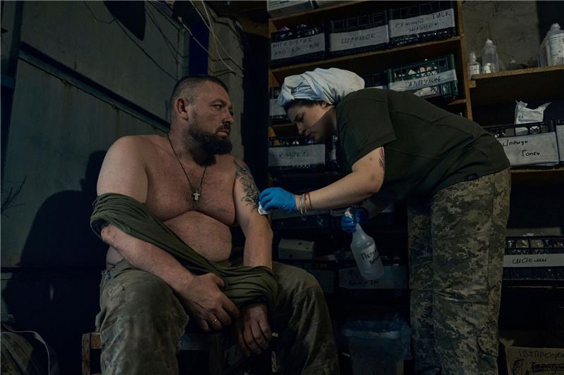 Krieg gegen die Ukraine: So ist die Lage Eine Sanitäterin verarztet einen ukrainischen Soldaten in Bachmut.
