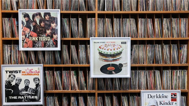 Eine Schallplatten-Theke ist ein besonderer Hingucker der Ausstellung: Besucher können selbst Musik auflegen.