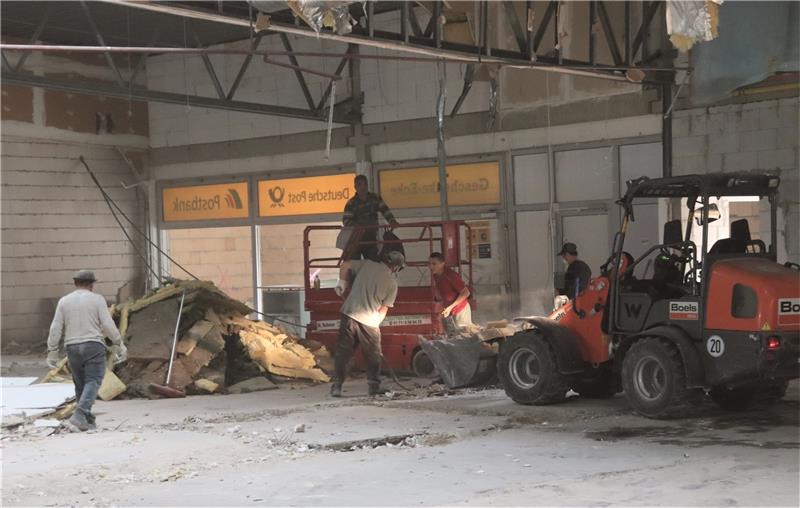 Rewe in Langelsheim: Sauber entkernt und bald frisch poliert Eine Schar von emsigen Arbeitern und Handwerkern leistet in den vergangenen Wochen ganze Arbeit, um den Markt zu entkernen. Fotos: Neddermeier