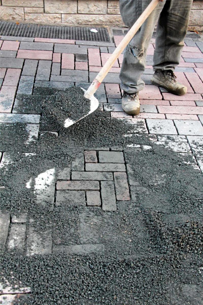 Eine Schaufel Dreck aufs frühere Hakenkreuz: Das neue Pflaster auf der Sommerwohlenstraße ist ausgebessert.  Foto: Sowa