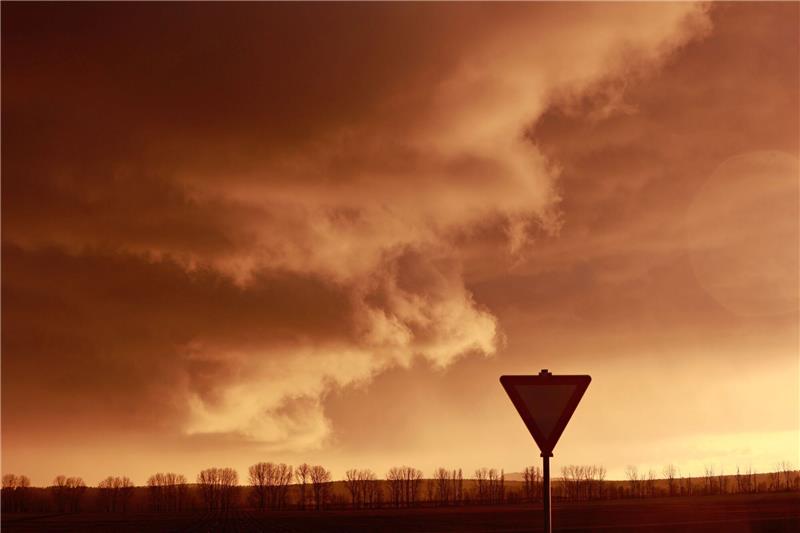 Tiefs bringen Schauer und stürmische Böen Eine Schlechtwetterfront zieht bei tief stehender Sonne über den Harz hinweg.
