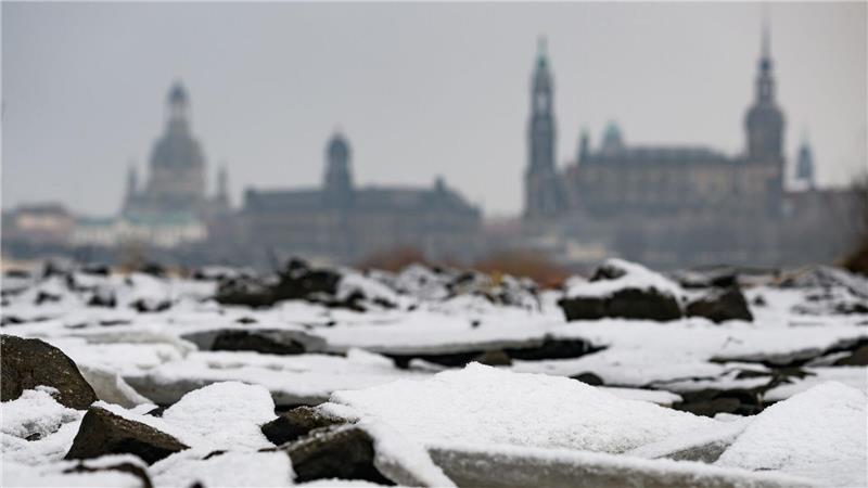 Eine Schneedecke und strenger Bodenfrost können dafür sorgen, dass weniger Tauwasser in die Böden sickert - das verschärfe die Trockenheit weiter, sagte Hydrologe Marx. (Archivbild)