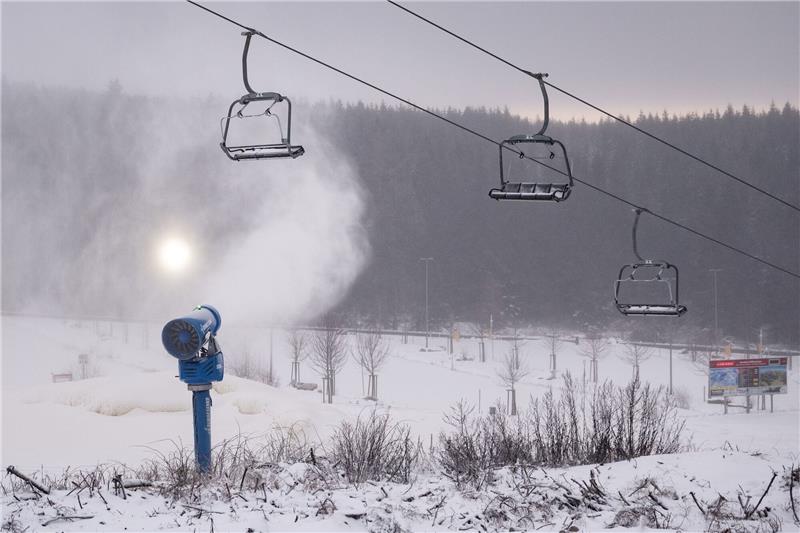 Ski, Rodeln und Langlauf im Harz: Hier liegt genügend Schnee Eine Schneekanone ist neben dem Hexenritt-Sessellift am Wurmberg im Harz im Einsatz. Foto: Swen Pförtner/DPA
