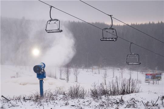 Eine Schneekanone ist neben dem Hexenritt-Sessellift am Wurmberg im Harz im Einsatz. Foto: Swen Pförtner/DPA