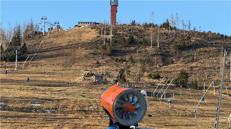 Wurmbergseilbahn will die Schneekanonen in Betrieb nehmen Eine Schneekanone steht auf dem Skihang am Hexenritt. Die Betreiber hoffen, sie in dieser Woche in Betrieb nehmen zu können.