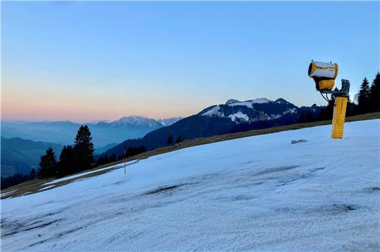 Eine Schneekanone steht auf knapp 1100 Meter Höhe am Sudelfeld: In den Bergen fehlt es an Schnee, selbst für künstliche Beschneiung ist es oft zu warm.