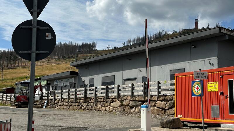 Keine Schranken mehr am öffentlichen Hexenritt-Parkplatz Eine Schranke bleibt am Hexenritt, die für den oberen Parkplatz, der unter anderem von den Betreuern des Wintersportvereins sowie den Mitarbeitern der Skischule, der Hexenrittalm und der Wurmbergseilbahngesellschaft genutzt wird.