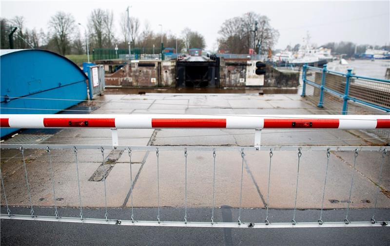 NPorts will Seeschleuse für 100 Millionen Euro sanieren Eine Schranke ist vor dem Schleusentor im Hafen der Stadt geschlossen.