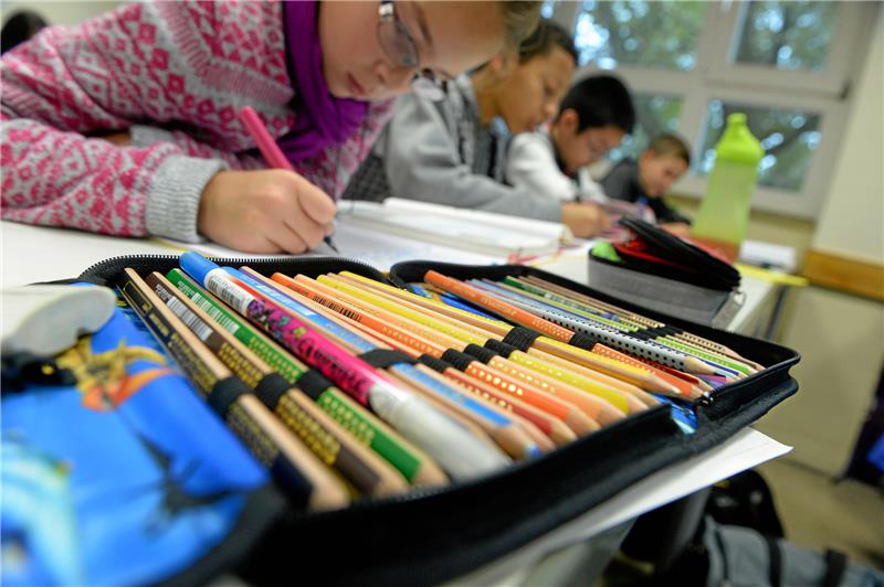 Eine Schülerin im Unterricht. Foto: dpa