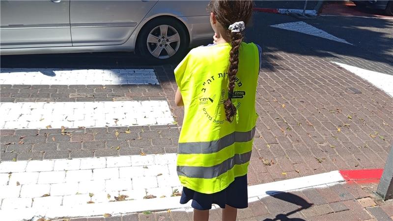Schulbeginn und Marschbefehle in Goslars israelischer Partnerstadt Eine Schülerin in Ra'anana auf dem Weg zur Schule.