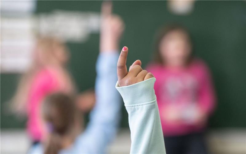 Bremen schafft 16 Roboter für schwerkranke Schüler an Eine Schülerin meldet sich im Unterricht.