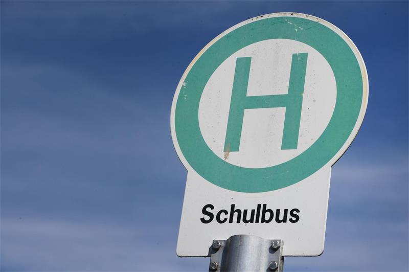 Ein Bushalteschild mit der Aufschrift "Schulbus".