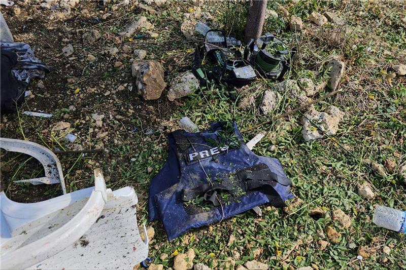 Tod von zwei Journalisten - Hisbollah feuert Raketen ab Eine Schutzweste eines Journalisten des pro-iranischen Fernsehsenders Al-Majadin, der mutmaßlich bei einem israelischen Angriff getötet wurde.