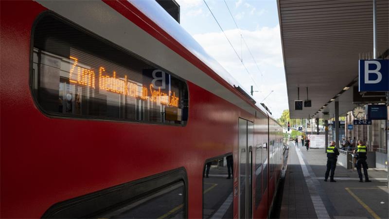 Der Name, der auf Gleis 1 bleibt Eine Schweigeminute auf Gleis 1 leitete das Gedenken ein.